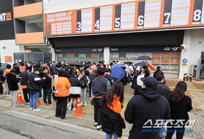 '현장 판매 티켓이라도...' 매진, 대전구장 3시간 전부터 줄 선 한화 야구팬들